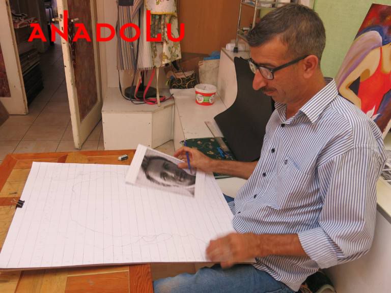 Karakalem Potre Çizim Yapan Adam Hatayda